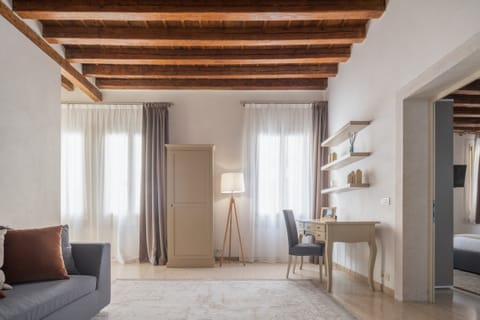 Calm of the Canal Apartment in Venice