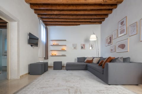 Calm of the Canal Apartment in Venice