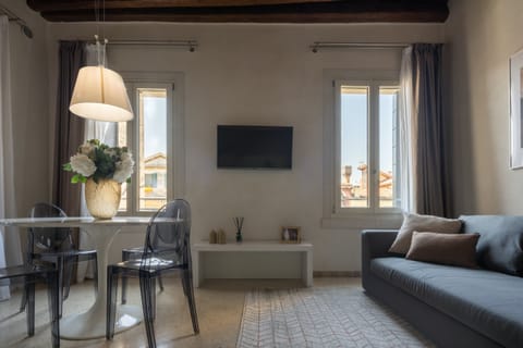 Calm of the Canal Apartment in Venice