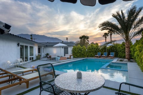 Sunshine Sanctum Apartment in Palm Springs