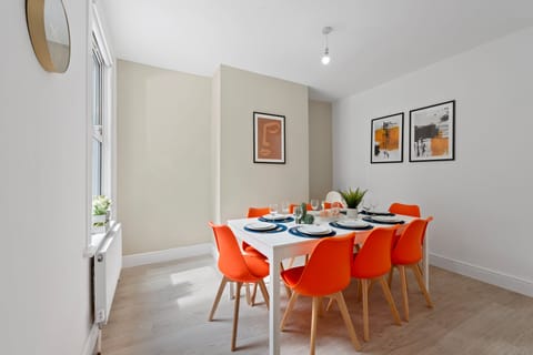 Orange Blossom & Nectarine Apartment in London