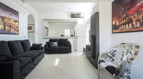 Colonna Heights Apartment in Rome