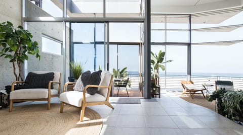 Wood & Water House in Manhattan Beach