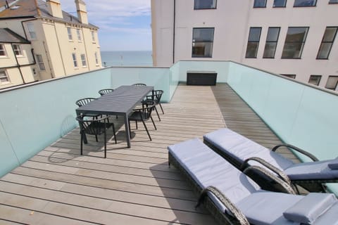 The Sea's Doorstep Apartment in Worthing