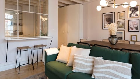 Peach & Emerald Apartment in Porto