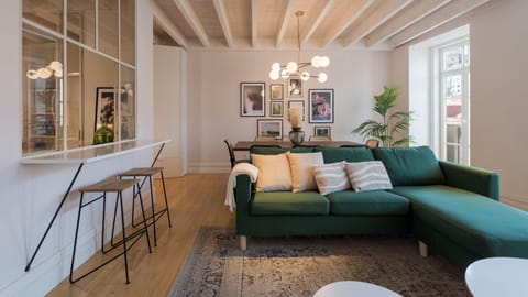 Peach & Emerald Condo in Porto