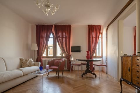 The Red Doge Apartment in Venice