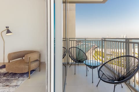 Reflecting Light Apartment in Dubai