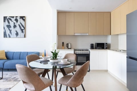 Reflecting Light Apartment in Dubai