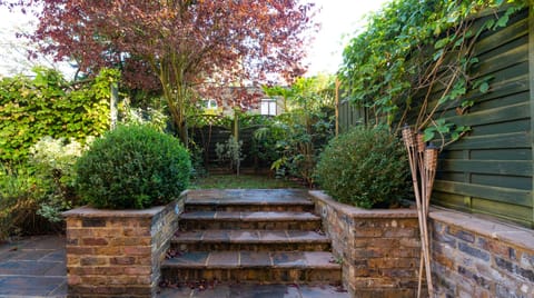 Canalside Calm House in City of Westminster