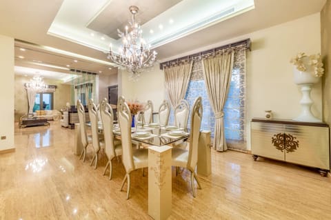 Palm Palace Apartment in Dubai