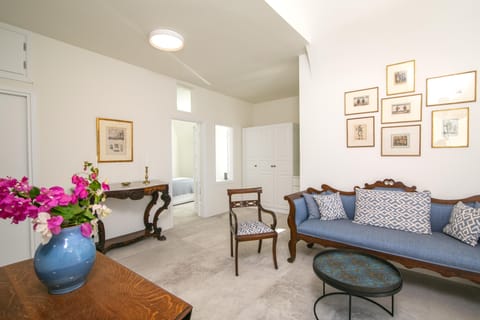 Corinthian Base Apartment in Oia