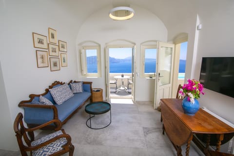 Corinthian Base Apartment in Oia