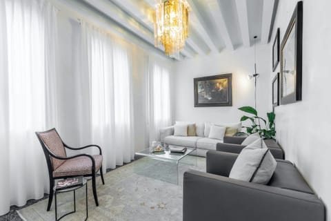 Venetian Whites Apartment in Lido di Venezia