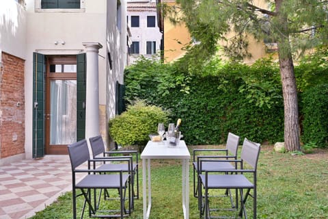 Canal Reflections Apartment in Lido di Venezia