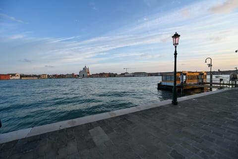 Canal Reflections Apartment in Lido di Venezia