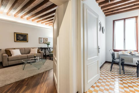 Canal Song Apartment in San Marco