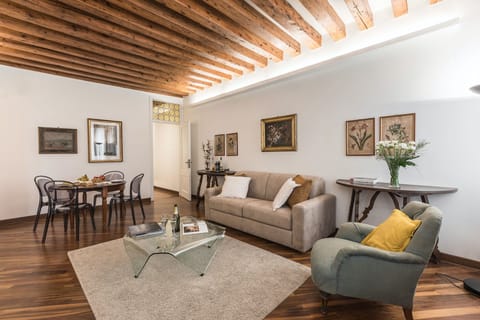 Canal Song Apartment in San Marco