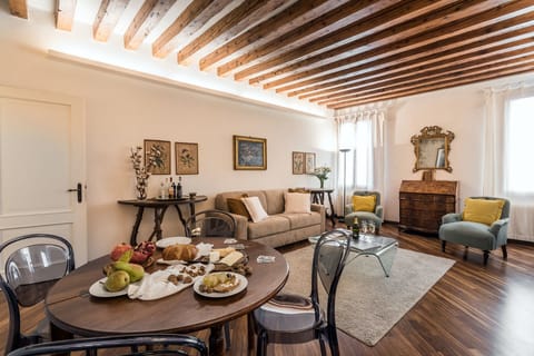 Canal Song Apartment in San Marco