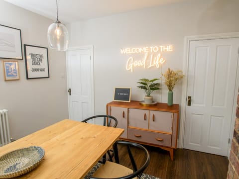 A Bright Welcome Apartment in Lincoln