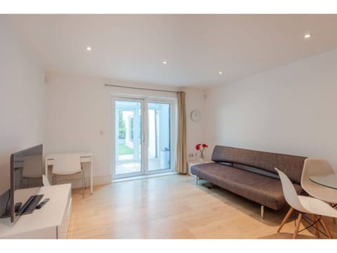 The Modern Library Apartment in London Borough of Islington