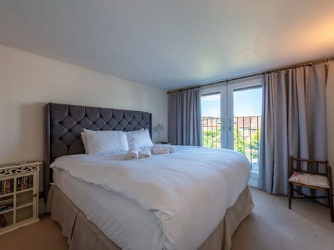 Smoky Pearl Apartment in London Borough of Ealing