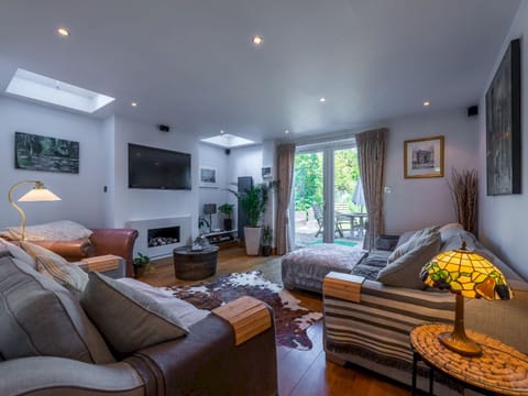 Smoky Pearl Apartment in London Borough of Ealing