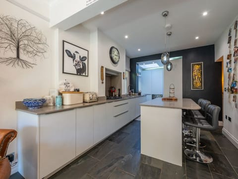 Smoky Pearl Apartment in London Borough of Ealing