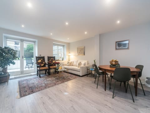 Courtier's Curtsy Apartment in London Borough of Richmond upon Thames