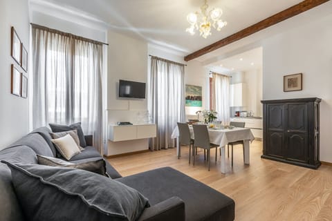 A Gentle Operetta Apartment in San Marco