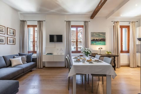 A Gentle Operetta Apartment in San Marco