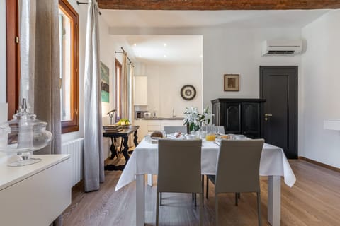 A Gentle Operetta Apartment in San Marco