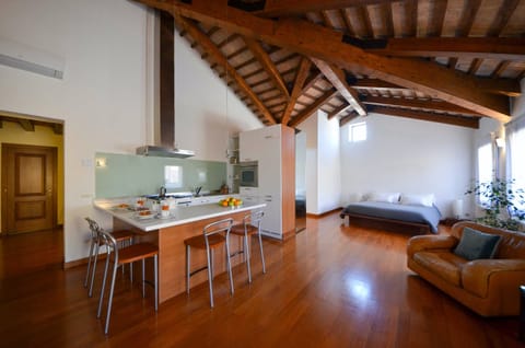 The Woodworker's Workshop Apartment in Venice