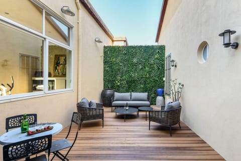 Classic Columns Apartment in Tel Aviv-Yafo