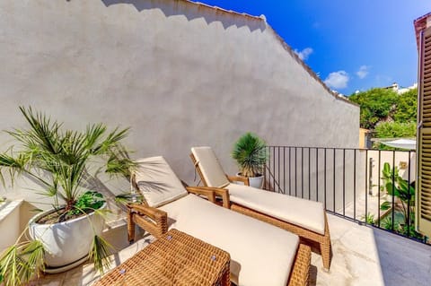 Mediterranean Mirrors Apartment in Pollença