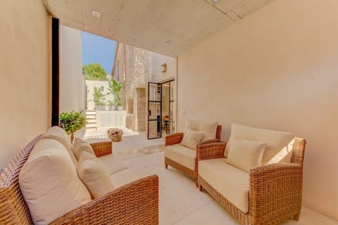 Mediterranean Mirrors Apartment in Pollença