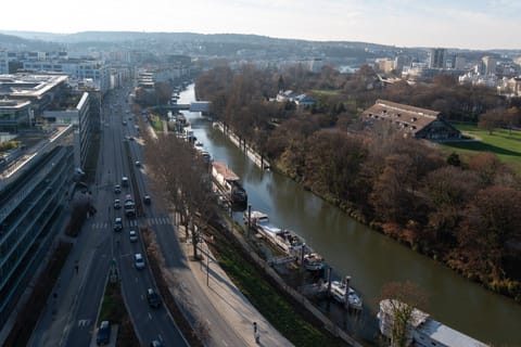 New Shinto Gates Apartment in Issy-les-Moulineaux