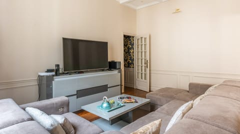 Golden Touch Apartment in Paris