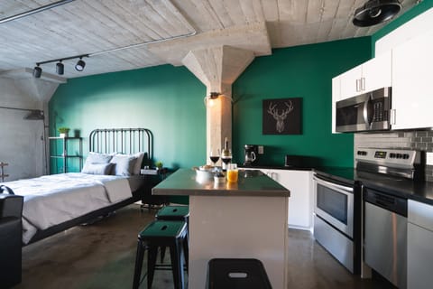 The Emerald Luxury apartment in Hollywood