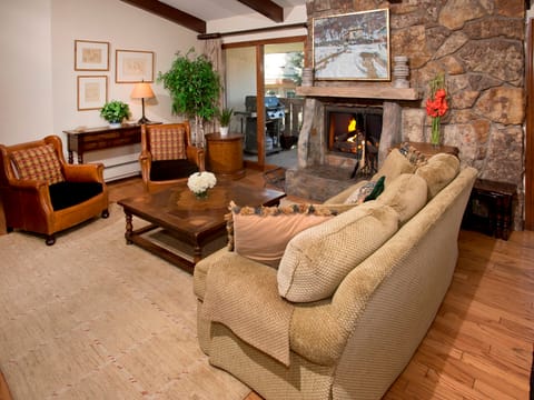 3Br Residence w/ Cozy Fire Place - Lodge at Vail Amenities! Condo in Vail