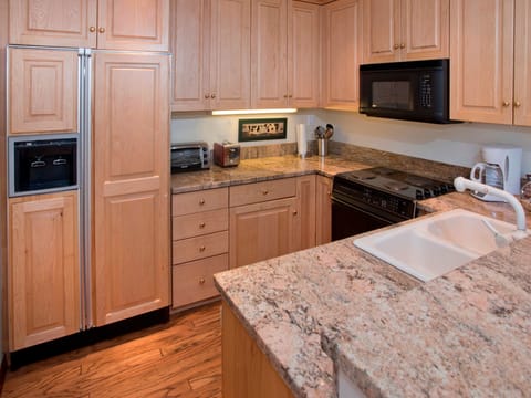 3Br Residence w/ Cozy Fire Place - Lodge at Vail Amenities! Condo in Vail