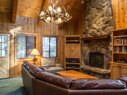 Summer in the Sierras- 3Br,3Ba, 1940 Sqft, Sleeps 10 House in Northstar Drive