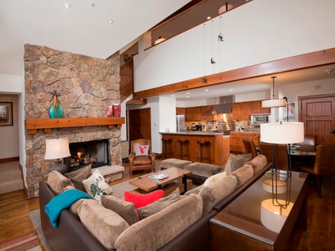 Lavish 3BR/3.5BA Bachelor Gulch Condo - Ski In / Ski Out Apartment in Avon