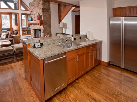 Lavish 3BR/3.5BA Bachelor Gulch Condo - Ski In / Ski Out Apartment in Avon