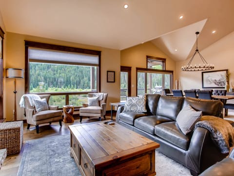 New 3Bdr Luxury Home/Sleeps 10 w fireplace & mountain views Townhouse in Keystone