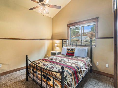 Timber Mountain Retreat - Timber Mountain Retreat Estes Park, Queen size bed in first lower level bedroom.