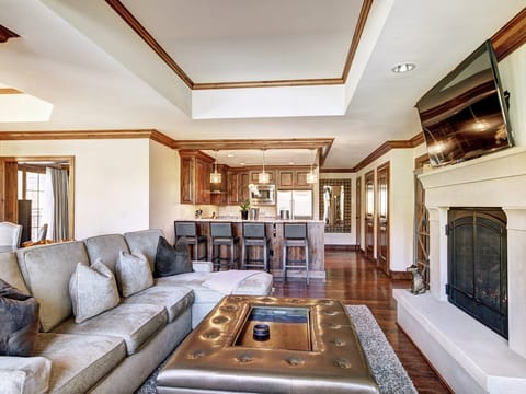 Chic 2 Br + Den Ritz-Carlton Condo with Valley Views and Gourmet Kitchen Appartement in Vail
