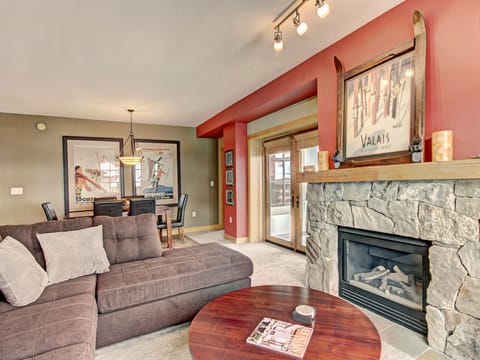 Luxury Remodeled Passage Point Condo - Short Walk to Lifts - Heart of Center Village - PP404 Apartment in Copper Mountain