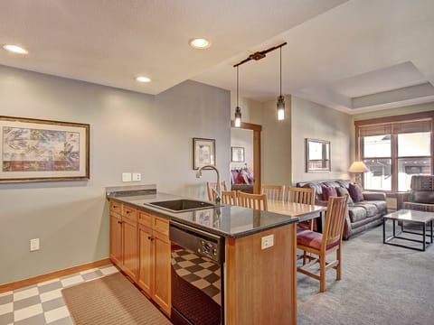 Best Location On The Mountain, Amazing View, Heart of Center Village, TRUE Ski-In Ski-Out - CO405 Apartment in Copper Mountain