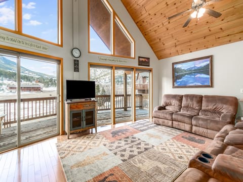 Casa del Cielo - Floor-to-ceiling windows in the living area provide spectacular views of Twin Sisters and Longs Peak